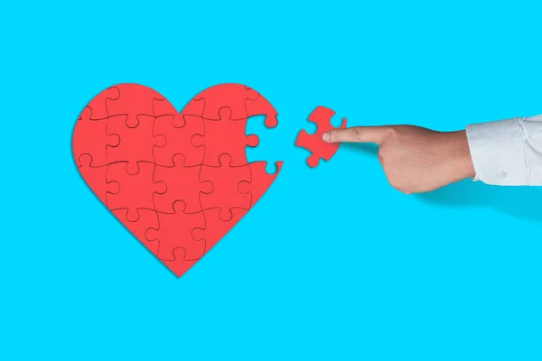 Personen Hand Legte Ein Puzzleteil Herzform Liebe Emotionales Konzept Blickwinkel — Stockfoto