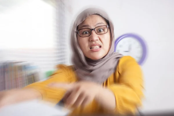 Angry Muçulmano Chefe Empresária Gritando Apontando Mostra Gesto Decepcionado Para — Fotografia de Stock