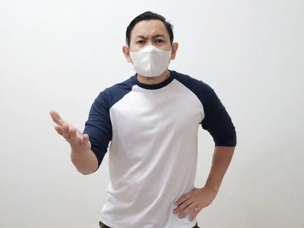 Asiático Hombre Usando Protector Cara Máscara Buscando Cámara Muestra Molesto — Foto de Stock