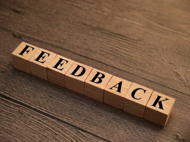 Geribildirim, yazı karakteri, ahşap harfle yazılmış hayat ve iş motivasyon kavramı.