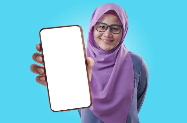Jonge Aziatische Moslim Vrouw Dragen Hijab Zoek Naar Camera Glimlachen — Stockfoto