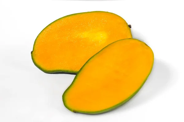 Scheiben Geschnittene Frische Saftige Mango Auf Weißen Gelben Exotischen Früchten — Stockfoto