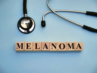 Melanoma, ahşap harf, sağlık ve tıbbi konsept üzerine yazılmış yazı.