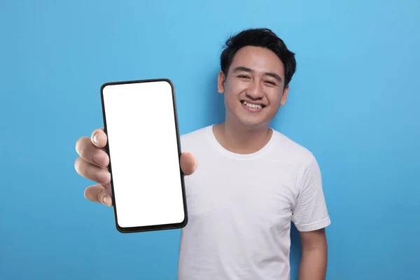 Joven Asiático Hombre Mirando Cámara Sonriendo Mostrando Vacío Blanco Copia —  Fotos de Stock