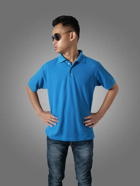 Joven Adolescente Asiático Con Camisa Cuello Azul Gafas Sol Pie — Foto de Stock