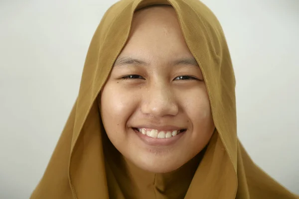アジア系ムスリム10代の少女がカメラを見ながらヒジャブの笑顔を身に着けて — ストック写真