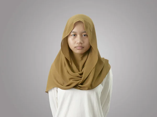 Retrato Triste Muçulmano Adolescente Olhando Para Câmera Com Olhar Vazio — Fotografia de Stock