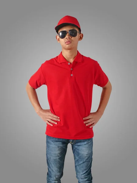 Молодий Азіатський Хлопчик Підліток Червоній Сорочці Капелюсі Сонцезахисних Окулярах Стоїть — стокове фото