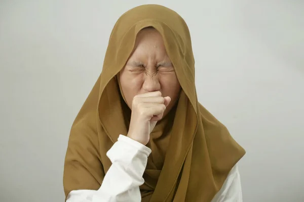 Gadis Remaja Muslim Asia Mengenakan Batuk Hijab Masalah Kesehatan Pernapasan — Stok Foto