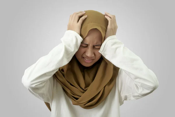 Portret Smutnej Młodej Muzułmanki Azjatyckiej Hidżabie Płaczącej Czerwonym Tle Koncepcja — Zdjęcie stockowe