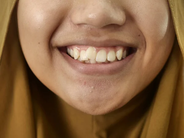 Asiática Musulmana Adolescente Usando Hijab Sonriendo Mientras Mira Cámara Mostrando —  Fotos de Stock