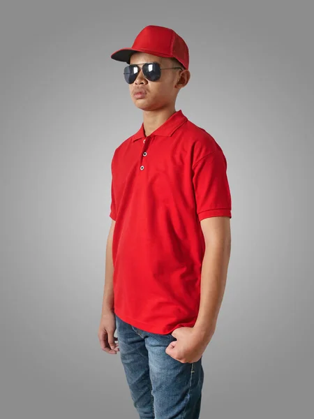 Junger Asiatischer Teenager Mit Rotem Hemd Hut Und Sonnenbrille Die — Stockfoto
