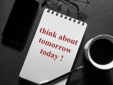 Yarını düşünün. Kağıda, hayata ve iş dünyasına ilham verici bir kavram üzerine yazılmış yazı metinleri.