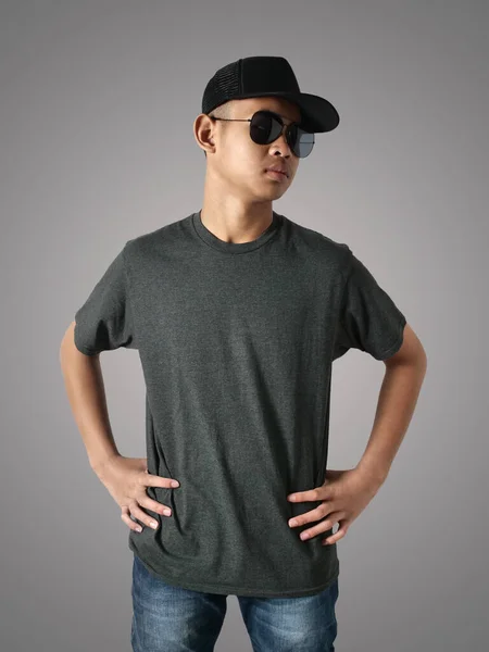 아시아의 모자와 선글라스 배경에 엉덩이에 손으로 티셔츠 템플릿 모크업 — 스톡 사진
