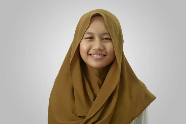 Asiático Musulmán Adolescente Chica Usando Hijab Sonriendo Mientras Mirando Cámara — Foto de Stock
