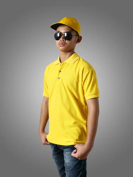 Молодой Азиатский Подросток Желтой Рубашке Шляпе Солнцезащитных Очках Стоит Руками — стоковое фото