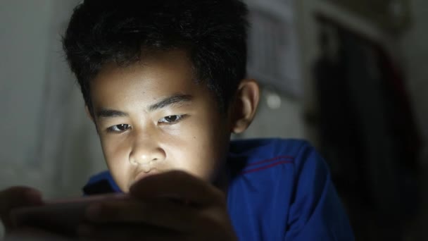 Mały Azjatycki Chłopiec Oglądając Online Lub Grając Gry Swoim Smartfonie — Wideo stockowe