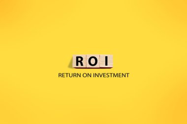 ROI yatırım, metin kelime tipografisi ahşap mektup, yaşam ve iş motivasyon konsepti üzerine yazılmış