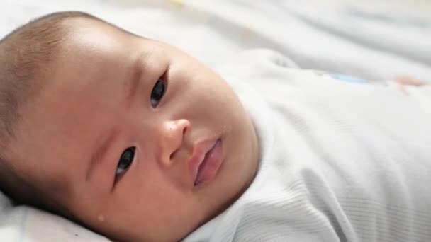 Küçük Şirin Asyalı Bebek Portresi Yatağa Uzanmış — Stok video