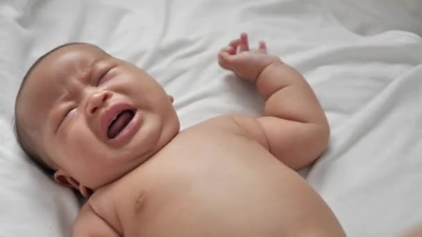 Küçük Şirin Asyalı Bebek Portresi Yatakta Yatarken Ağlıyor — Stok video