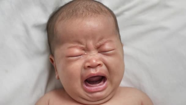Close Portret Cute Little Asian Noworodka Płacze Leżąc Łóżku — Wideo stockowe
