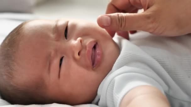 Primer Plano Retrato Lindo Bebé Recién Nacido Asiático Llorando Mientras — Vídeos de Stock
