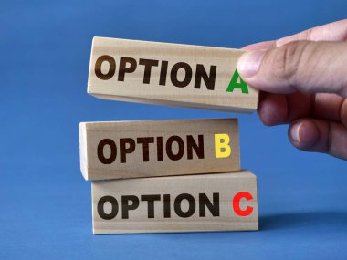 A B C seçeneği, tahta bloklar, iş hayatı ve kişisel gelişim kavramına yazılmış metin sözcükleri tipografisi