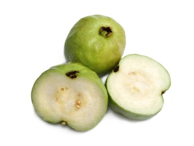 Guava, yeşil organik olgun taze egzotik meyve beyazdan izole edilmiş.