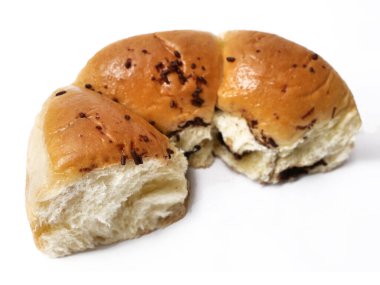 Roti sobek ya da kasur, çikolatalı tatlı süt çöreği, beyaz üzerine izole edilmiş.