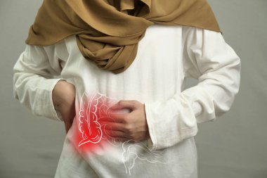 Hasta, mide ağrısı, sağlık ve medikal konsepti olan kadın ve insan apandisitinin dijital bileşimi.