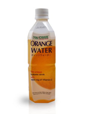 Tenggarong, Endonezya, 29 Ekim 2023. Beyazın üzerinde izole edilmiş bir şişe C1000. Tatlı portakal suyu.