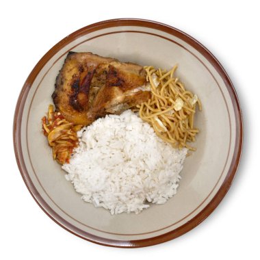 Beyaz pirinç ve kızarmış tavuk, sambal ya da chili soslu Endonezya yemeği ve servis tabağında kızarmış şehriye.