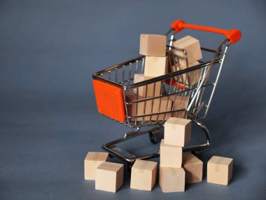 Sevkiyat kutularıyla dolu mini alışveriş arabası, çevrimiçi pazarlama dağıtım konseptine hazır.