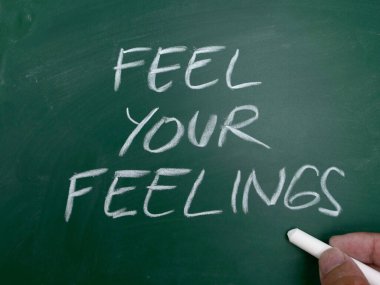 Hislerinizi hissedin, yazı tahtasında yazılı, motivasyon verici hayat alıntıları konsepti