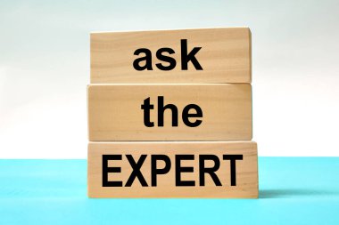 Uzmana sorun, tahta blok, yaşam ve iş metaforu üzerine yazılmış metin