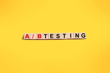 A B Testi, tahta bloğa yazılmış kelime metni, iş dönemi kavramı