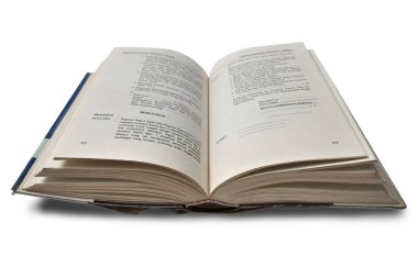 Tenggarong, Endonezya, Kasım 2023. Açılmış eski kitap beyaz üzerine izole edilmiş.
