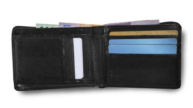 İçinde biraz para ve kartlar olan siyah erkek cüzdanı, beyaz üzerine izole edilmiş.