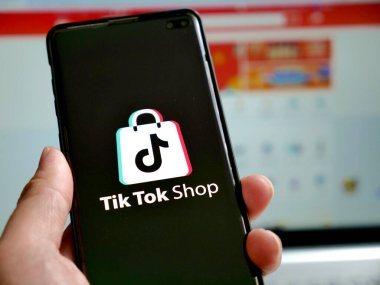 Tenggarong, Kasım 2023. Üzerinde tik tok dükkanı logosu olan akıllı telefon, e-ticaret sosyal medya ticaret konsepti