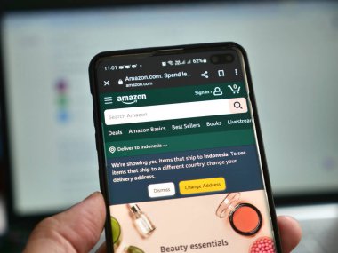 Tenggarong, Kasım 2023 Amazon çevrimiçi pazarına telefon, e-ticaret sosyal medya ticaret konsepti üzerinden göz gezdirme