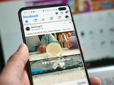 Tenggarong, Kasım 2023. Akıllı telefondaki Facebook uygulaması, akıllı telefondaki çevrimiçi dijital sosyal medya platformu
