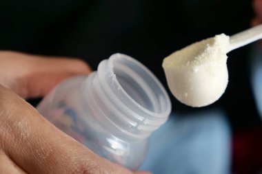 Geceleri bebek maması sütü yapmak, şişeye barut dökmek.