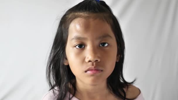 Malá Asijská Dívka Oteklou Boule Čele Důsledku Nehody — Stock video