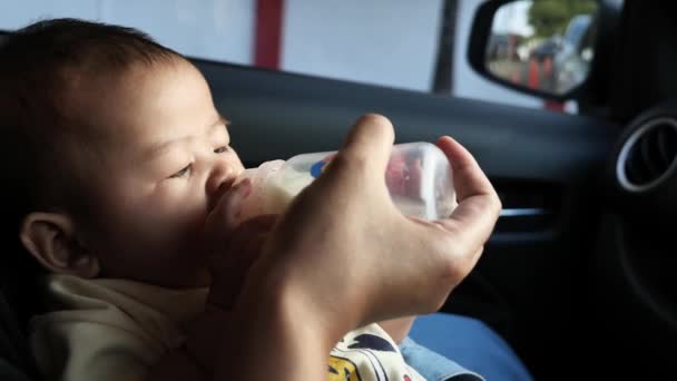 Baby Trinkt Formel Milch Flasche Mutter Füttert Säugling Während Autofahrt — Stockvideo