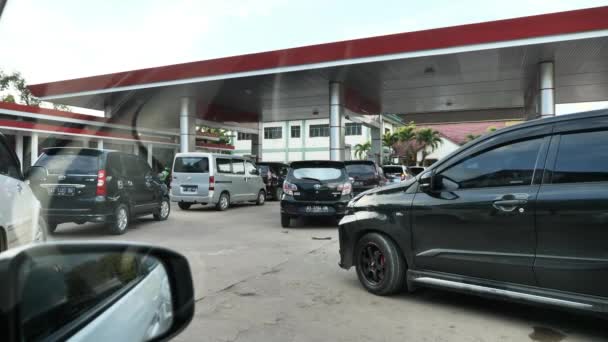 인도네시아 텐가롱 2023년 12월 피트니스 주유소에서 Pertalite 가솔린을 기다리는 자동차 — 비디오