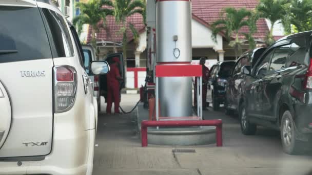 2023年12月 印度尼西亚腾嘎隆 Pertamina加油站排队等候珍珠汽油 — 图库视频影像
