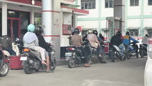 2023年12月 印度尼西亚腾加隆市Pertamina加油站 滑板车自行车排队等珍珠汽油 — 图库视频影像