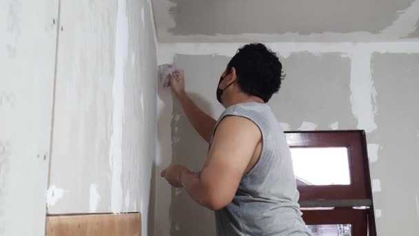 Preparação Gesso Pintura Parede Asiático Macho Aplicando Gesso Remendo Drywall — Vídeo de Stock