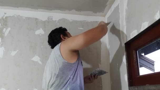 Plasterwork Wall Painting Preparation Asian Male Applying Plaster Filling Drywall — Stock Video
