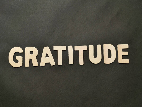 Гравитационный текст, написанный на деревянном наклоне, баланс в понятии жизни